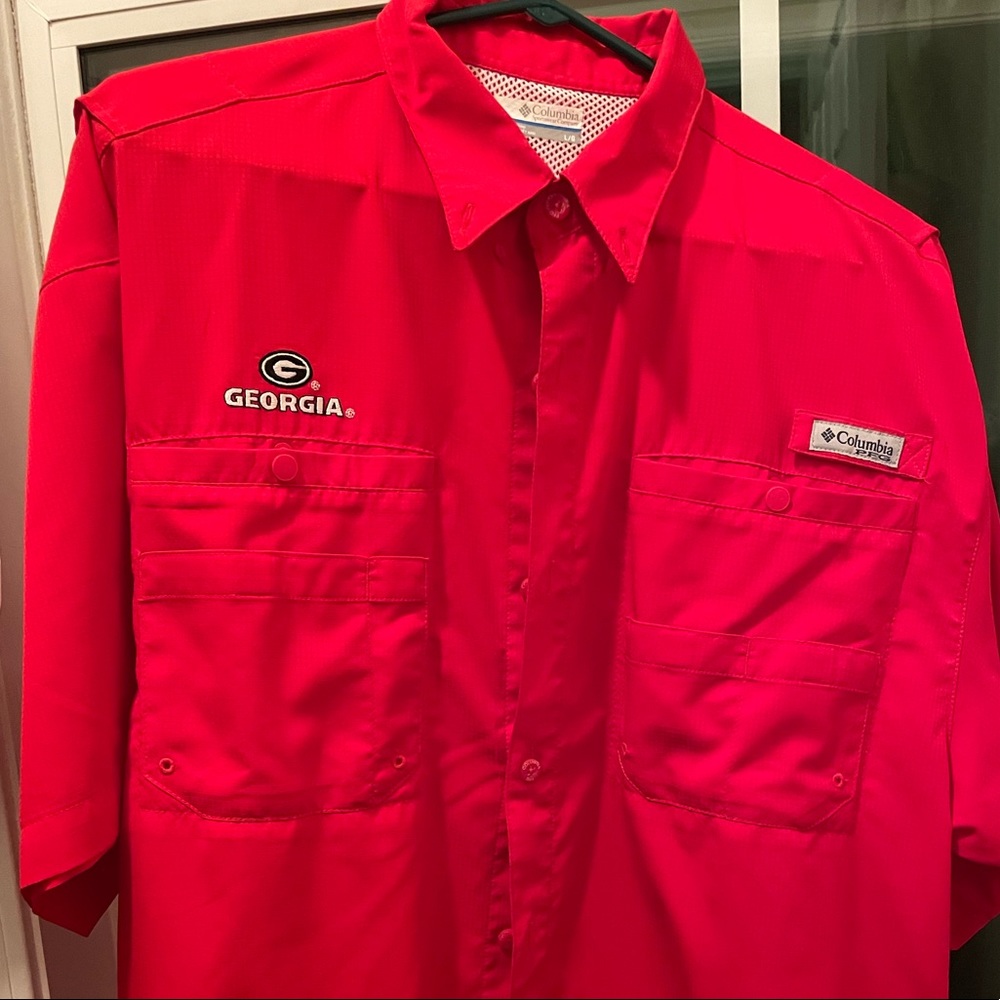 GA bull dawgs Columbia button up short sleeve shirt.